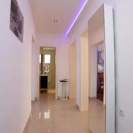 Vida Mit Pool Apartment *