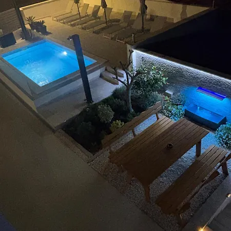 Vida Mit Pool Apartment